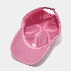 Detailansicht der rosa gewaschenen Baumwoll-Baseballkappe mit Herzstickerei und Metallschnalle