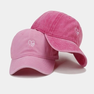 Casquettes en coton lavé vintage avec broderie cœur en rose clair et rose foncé