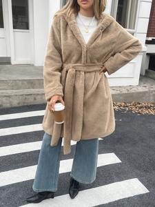 Manteau élégant en fausse fourrure beige à capuche avec ceinture pour femme, style urbain chic