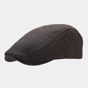 Détail du béret rétro avec motif à losanges gaufré et texture en laine mélangée épaisse
