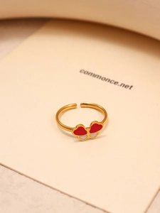 Détail de la bague papillon dorée avec émail rouge et blanc de haute qualité