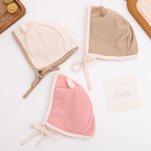 Bonnets tricotés avec protège-oreilles et liens en beige, kaki et rose pastel