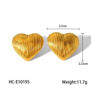 Macro shot of 18K gold textured heart earrings with 2.5cm size dimension details