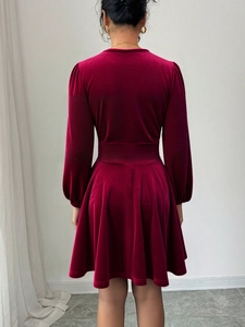 Robe trapèze élégante en velours bordeaux à manches longues et décolleté en V