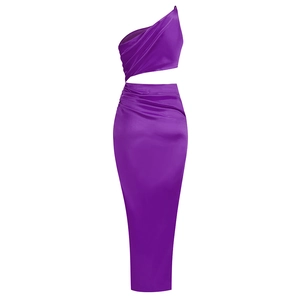 Détail d'une robe longue en satin violet avec découpe à la taille et plissage