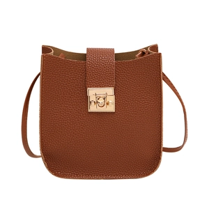 Petit sac bandoulière marron en cuir litchi avec boucle carrée dorée et sangle fine