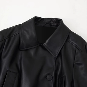 Détails du col d'une veste en similicuir noir et des boutons à simple boutonnage