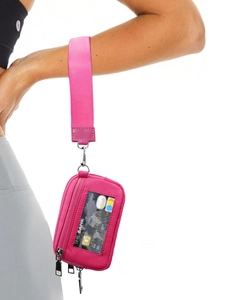 Primer plano de cartera de muñeca rosa con ranura para tarjetas y correa elástica
