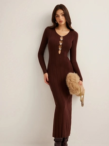 Robe longue en maille côtelée marron foncé avec col V évidé et boutons argentés chic