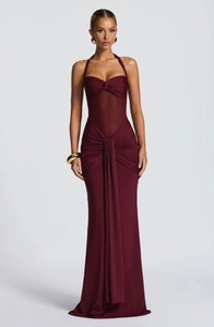 Dettaglio dell'abito bordeaux con scollo all'americana, pieghe in vita e tulle trasparente
