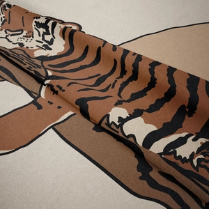 Gros plan sur textile imprimé tigre à texture veloutée pour la décoration murale