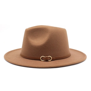Detailopname van bruine wollen fedora met donkerbruine leren band en gouden metalen gespen