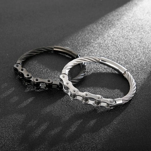 Nahaufnahme von Punk-Armbändern aus Fahrradkette und Stahlseil in Schwarz und Silber-Optik