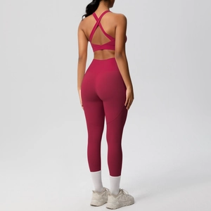 Dettaglio del set yoga rosso scuro con leggings a vita alta e reggiseno sportivo incrociato