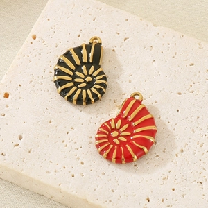 Pendentifs coquillages en acier inoxydable 304 émaillés rouge et noir avec dorure