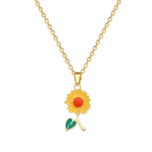 Collier luxueux en acier titane doré avec pendentif tournesol et détails en cristal