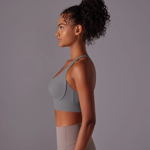 Dettaglio laterale del reggiseno sportivo grigio con sostegno elevato e fascia elastica
