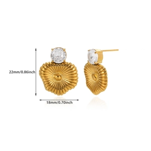 Detailed view of heart-shaped gold earrings with measurements 22mm height and 18mm width