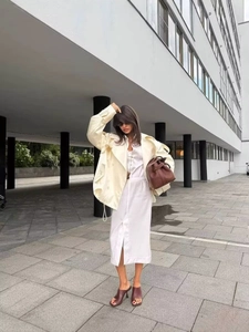 Street style εμφάνιση με κρεμ oversized κοντό τζάκετ και λευκή μάξι φούστα με σκίσιμο