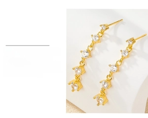 Nahaufnahme von S925 Silberohrringen mit 18K Goldplattierung und Zirkon-Details