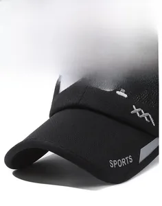 Détail de la casquette sport noire montrant le tissu mesh et la broderie SPORTS