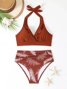 Vista piatta del top bikini rosso ruggine con volant e slip a vita alta con stampa a foglie