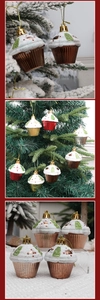Détail macro d'ornements de Noël cupcake avec paillettes sur un sapin de fête