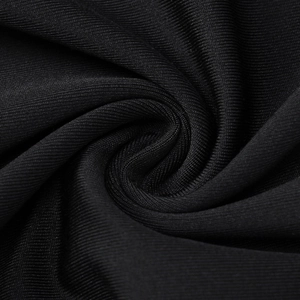 Détail du tissu en maille côtelée noire montrant la texture douce et les motifs verticaux