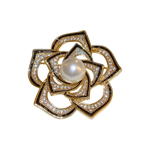Élégante broche fleur de camélia plaqué or avec perle et pierres de zircon brillantes