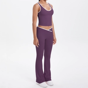 Détail de l'ensemble de yoga violet foncé avec bordure blanche et pantalon évasé
