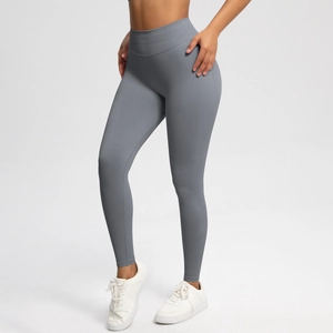 Detail der grauen nahtlosen High-Waist-Yogahose mit geripptem Bauchkontroll-Bund