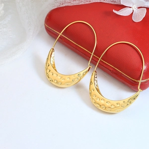 Vintage gold hammer-textured boat-shaped earrings in U-shaped design for women
