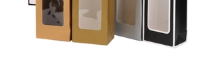 Détail des sacs cadeaux avec fenêtre PVC en papier kraft marron, doré, argenté et noir