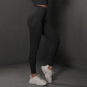 Vue détaillée du legging sans couture taille haute montrant l'effet galbant des hanches