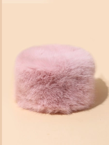 Nahaufnahme der rosa Kunstfell-Textur eines warmen Winter-Plüsch-Anglerhuts