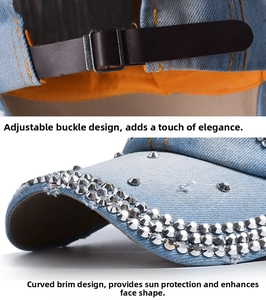 Detail der hellblauen Denim-Baseballkappe mit silbernen Strasssteinen und Verstellriemen