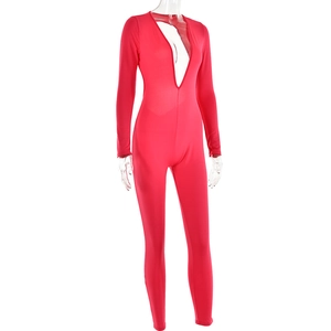 Details des roten langärmeligen Jumpsuits mit tiefem V-Ausschnitt und elastischem Stoff