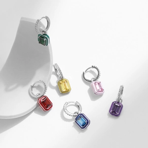 Eleganti orecchini a cerchio s925 argento con gemme colorate taglio smeraldo e pavé di cristalli