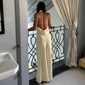 Détail élégant d'une robe longue en soie jaune clair avec un dos nu plongeant chic