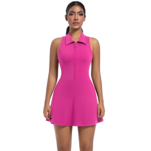 Détail de la robe de tennis rose ajustée avec col polo zippé et sans manches sport