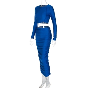 Dettaglio del set due pezzi blu reale con crop top a maniche lunghe e gonna lunga arricciata
