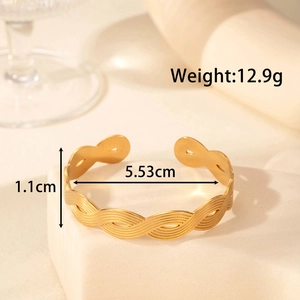 Bracciale rigido dorato in acciaio inossidabile con stelle, lune e trama intrecciata
