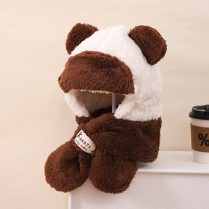 Détail des oreilles de panda en peluche et de l'étiquette tissée sur le bonnet