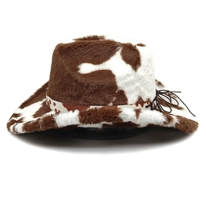 Détail d'un chapeau de cow-boy à motif vache, texture fausse fourrure et bord ondulé