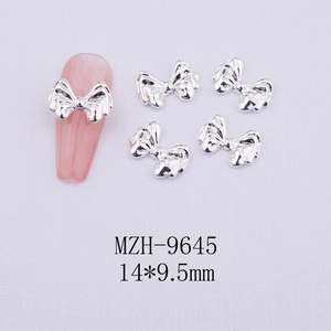 Vue macro de bijoux d'ongles en forme de nœud argenté de 14x9,5 mm pour le nail art DIY