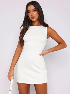 Mini robe blanche sans manches coupe ajustée avec design minimaliste chic