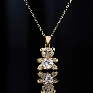 Collier ours en peluche doré avec pendentif en zircon en forme de cœur sur fond noir