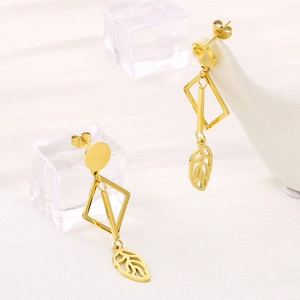 Elegante goldene geometrische Blattohrringe mit dreistufigem, hohl gearbeitetem Design