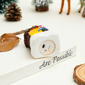 Détail de la base de la maison de Noël en résine avec interrupteur et compartiment à piles