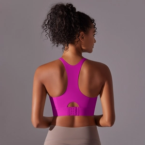 Détail d'un soutien-gorge de sport dos nageur avec fermeture réglable et découpe goutte